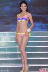 组图：港姐决赛前泳装亮相 上届冠军模拟戴后冠