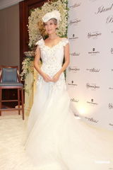 组图：谢婷婷着奢华婚纱 希望年年穿嫁衣