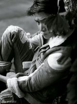 组图：陆毅户外大片显野性风范 融入自然放飞自我