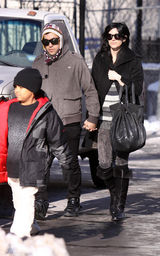 幻灯图集：阿什莉-辛普森一家三口外出过圣诞节