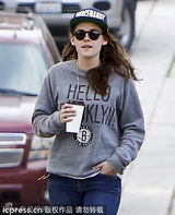 组图：暮光女外出与友人热聊 疑走出分手阴影