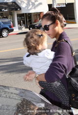 幻灯图集：阿尔芭黑超遮面显辣妈风范 爱女童真可爱