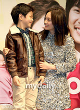 幻灯：李娜英等出席新片制作发布会 场面温馨