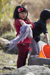 组图：《爸爸》萌娃当家照顾宝宝 kimi意外落水