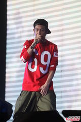 组图：陈冠希上海火热开唱 衣着随意嘻哈范儿
