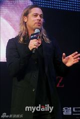 组图：布拉德-皮特韩国宣传新片 长发造型微胖