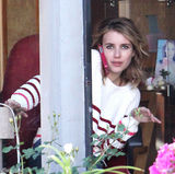 高清图：艾玛-罗伯兹街拍LOOK条纹毛衣搭牛仔裤