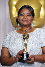 高清组图：奥斯卡后台获奖众星举金人光彩照人