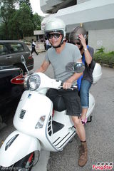 组图：谢天华带香槟道贺 医院探陈小春爱子