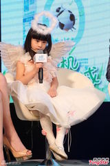 组图：田亮一家三口捞金 Cindy扮天使萌翻众人