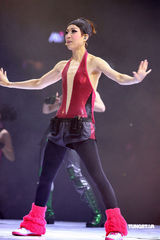 幻灯：郑秀文许志安相拥献唱 梁洛施李嘉欣捧场