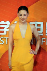 组图：张雨绮亮相大学生电影节 深V黄裙魅惑惹眼