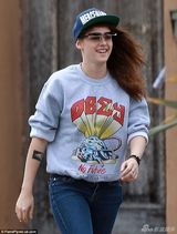 组图：暮光女休闲装外出遛狗 笑容爽朗心情好