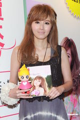 组图：傅颖为新书做宣传 人气爆棚销量飘红