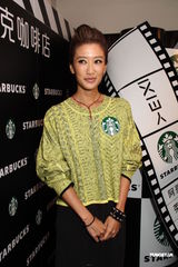 组图：谢婷婷澄清谢贤暴瘦传闻 全家旅行谢霆锋买单