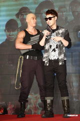 组图：潘玮柏酷装扛枪亮相 对“史泰龙”袭胸