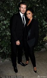 组图：小贝辣妹恩爱亮相时装周 化身史密斯夫妇