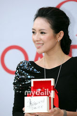 组图：章子怡参加名表派对 黑色礼服亮相高贵优雅