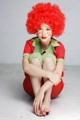 组图：江一燕小丑写真玩百变 银幕素描潇洒小妞