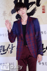 组图：李钟硕穿蜘蛛人格纹装亮相《观相》试映