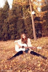 组图：裴紫绮拍暖色调唯美写真秀青春活力 