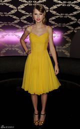 高清组图：泰勒-斯威夫特开唱 黄色吊带裙性感