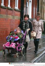 组图：鲁尼科琳儿子生日宴分开抵达 变史莱克遭恶搞 