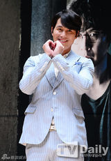 组图：郑雨盛(郑宇成)对话女校学子 条纹装化身暖男