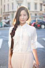 高清组图：温心法国戛纳浪漫街拍 裸色纱裙素雅