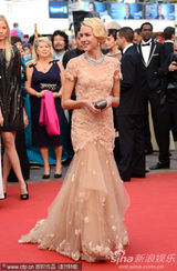 组图：娜奥米-瓦茨戛纳走秀 裸色纱裙妩媚动人