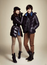 组图：金贤重尹恩惠冬装广告 演绎甜蜜冬季恋人