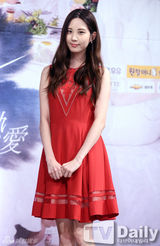 组图：少女时代徐贤红裙亮相《热恋》发布会