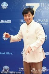 组图：成龙亮相华鼎盛典红毯笑容满面