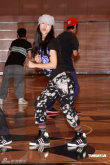 幻灯图集：Twins为个唱彩排 陈伟霆容祖儿探望加油