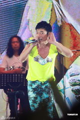 组图：许志安久病不愈无力与郑秀文庆生