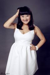 组图：“胖花”臧洪娜文艺出击 白裙飘飘显优雅