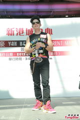 组图：吴建豪盼红馆开唱 签唱与粉丝亲密互动