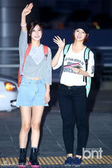 组图：GirlsDay惠利素珍飞泰国参加慈善活动