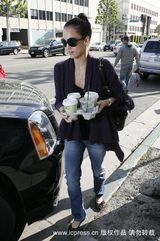 幻灯图集：阿尔芭黑超遮面显辣妈风范 爱女童真可爱