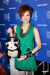 幻灯：郑秀文出席音乐中心开幕礼 老板为其首位助手