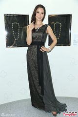 组图：周汶锜黑蕾丝洋装气质出众 力拼双子