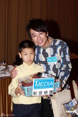 组图：张晋出席庆功活动 透露刚知蔡少芬有身孕