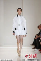 组图:中国超模再战纽约时装周 闪耀T台气势逼人