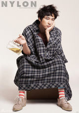 幻灯图集：姜志焕杂志照玩变身 调皮可爱喝啤酒