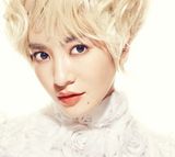 组图：李晟最新女神范写真 白发红唇尽显大气