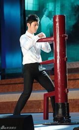 幻灯图：黄晓明带病宣传《叶问2》 后台勤练咏春