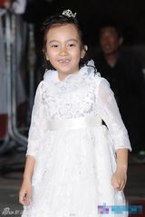 组图：童星葛素媛亮相大钟红毯 豁牙开心笑