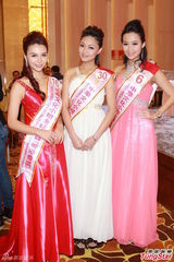 组图：黄夏蕙谷事业线现身 不让年轻佳丽专美