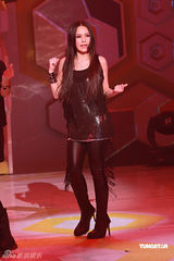 幻灯：阿娇变小魔女舞姿养眼 劲甩长发表演卖力