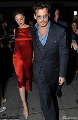 组图：德普伦敦宣传新片 女友红裙妩媚抢镜